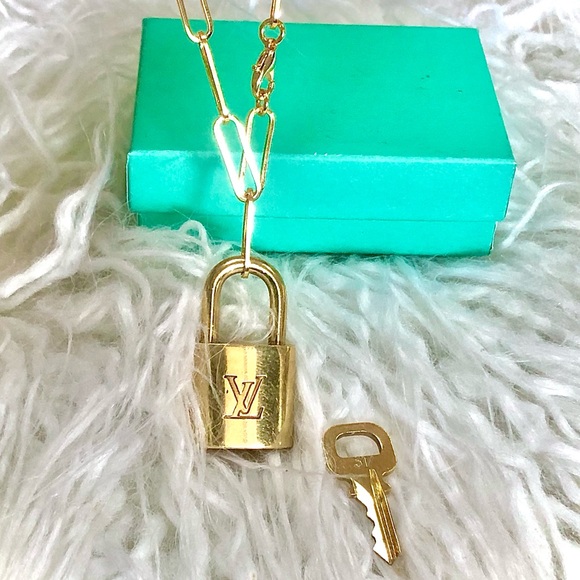 LV Lock & Key #317 Louis Vuitton Paris with 18” gold metal Paperclip chain - Picture 5 of 16